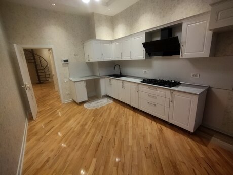 4 otaqlı yeni tikili - 7-ci mikrorayon q. - 185 m²