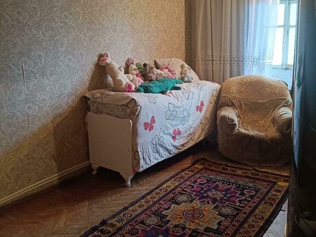 3 otaqlı köhnə tikili - Massiv D q. - 85 m²