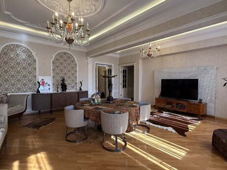 5 otaqlı köhnə tikili - 28 May m. - 200 m²