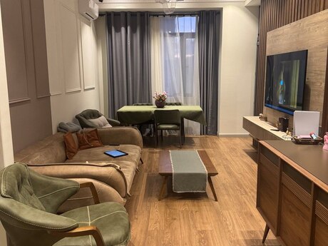 2-комн. новостройка - м. 8 ноября - 83 м²