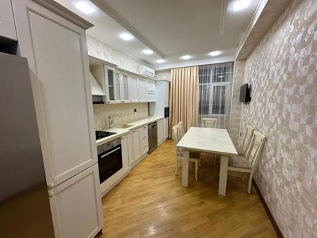 4-room apartment for rent, 200 m², Şah İsmayıl Xətai: 2 000 ₼/mo 4