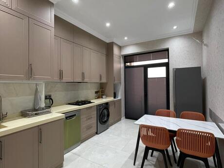 3-комн. новостройка - м. 28 мая - 95 м²