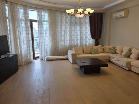 4-комнатная квартира, 186 м², 28 May: 650 000 ₼ 2