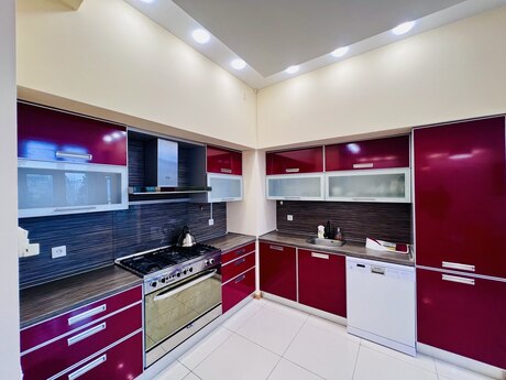 3-комн. новостройка - м. 28 мая - 160 м²