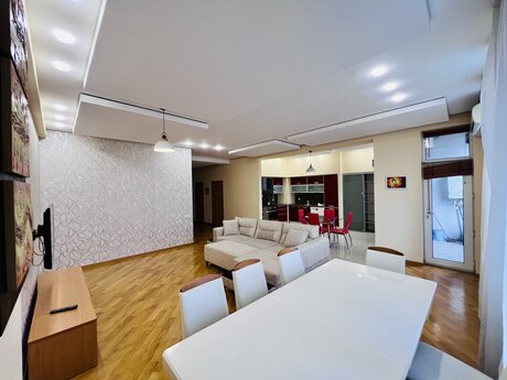 3-комн. новостройка - м. 28 мая - 160 м²