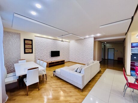 3-комн. новостройка - м. 28 мая - 160 м²