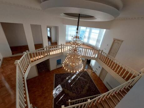 8 otaqlı həyət evi/bağ evi - Bakıxanov q. - 467 m²