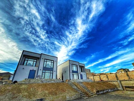 8 otaqlı həyət evi/bağ evi - Novxanı q. - 400 m²