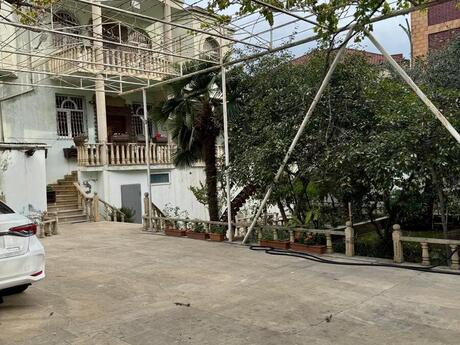 6 otaqlı həyət evi/bağ evi - Qara Qarayev m. - 250 m²