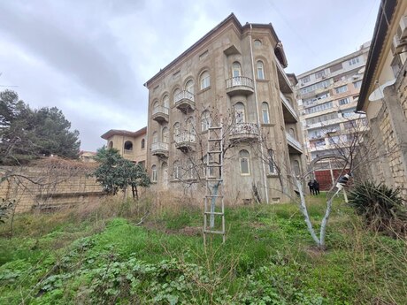 10 otaqlı həyət evi/bağ evi - 6-cı mikrorayon q. - 1200 m²