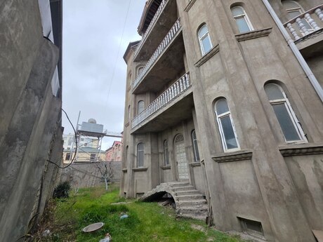 10 otaqlı həyət evi/bağ evi - 6-cı mikrorayon q. - 1200 m²