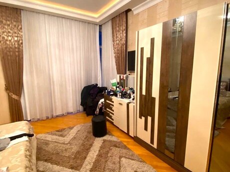 3-комн. новостройка - м. 8 ноября - 150 м²