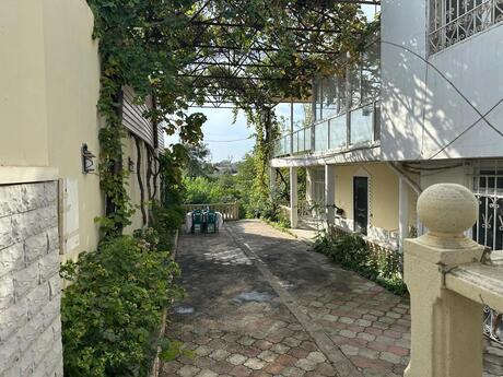 14 otaqlı həyət evi/bağ evi - Nəsimi m. - 400 m²