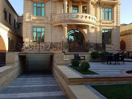 7 otaqlı həyət evi/bağ evi - Nizami r. - 600 m²
