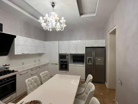 7 otaqlı həyət evi/bağ evi - 8-ci kilometr q. - 260 m²