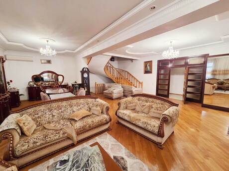 7 otaqlı həyət evi/bağ evi - 7-ci mikrorayon q. - 300 m²