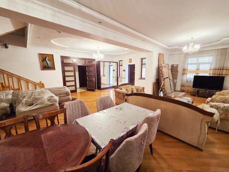 7 otaqlı həyət evi/bağ evi - 7-ci mikrorayon q. - 300 m²