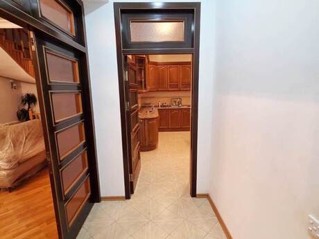 7 otaqlı həyət evi/bağ evi - 7-ci mikrorayon q. - 300 m²