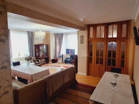 5 otaqlı həyət evi/bağ evi - Nəsimi m. - 200 m²