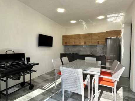 4 otaqlı həyət evi/bağ evi - Şüvəlan q. - 270 m²