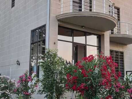 6 otaqlı həyət evi/bağ evi - Novxanı q. - 250 m²