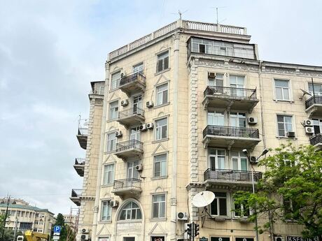 Satılır 7 otaqlı köhnə tikili 156 m², Bayıl q.