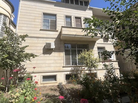 Satılır 6 otaqlı həyət evi/bağ evi 450 m², M.Ə.Rəsulzadə q.