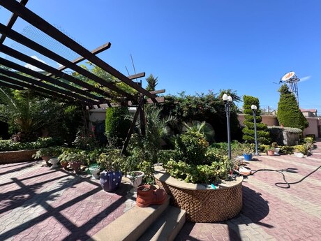 6 otaqlı həyət evi/bağ evi - Mərdəkan q. - 500 m²