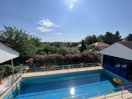 9 otaqlı həyət evi/bağ evi - Novxanı q. - 370 m²