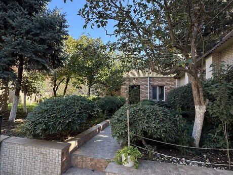 8 otaqlı həyət evi/bağ evi - Biləcəri q. - 350 m²