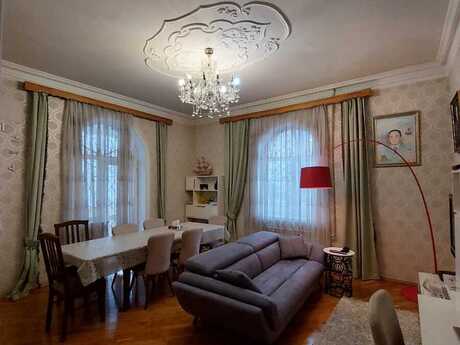 6 otaqlı həyət evi/bağ evi - 9-cu mikrorayon q. - 220 m²