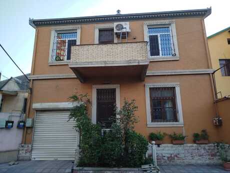 7 otaqlı həyət evi/bağ evi - 9-cu mikrorayon q. - 300 m²