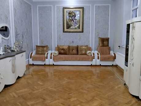 7 otaqlı həyət evi/bağ evi - 9-cu mikrorayon q. - 300 m²