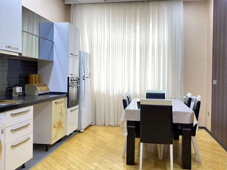 3 otaqlı yeni tikili - 8 Noyabr m. - 145 m²