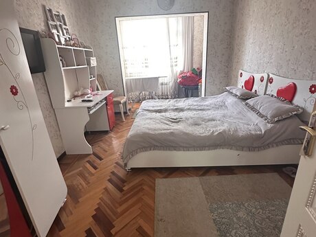 Satılır 3 otaqlı köhnə tikili 82 m², 8-ci mikrorayon q.