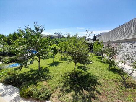 7 otaqlı həyət evi/bağ evi - Novxanı q. - 300 m²