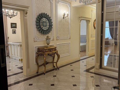 8 otaqlı həyət evi/bağ evi - 8-ci kilometr q. - 650 m²