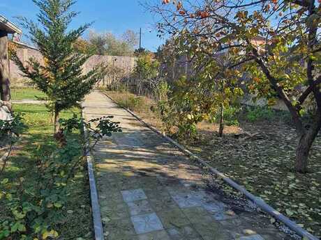 8 otaqlı həyət evi/bağ evi - Novxanı q. - 500 m²