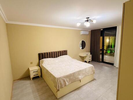 4 otaqlı həyət evi/bağ evi - Novxanı q. - 300 m²