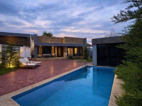 4 otaqlı həyət evi/bağ evi - Şüvəlan q. - 250 m²