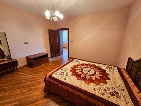 6 otaqlı həyət evi/bağ evi - Novxanı q. - 280 m²