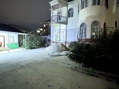 8 otaqlı həyət evi/bağ evi - Xocəsən q. - 300 m²