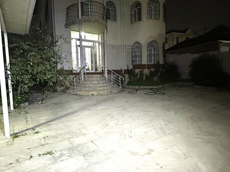 8 otaqlı həyət evi/bağ evi - Xocəsən q. - 300 m²