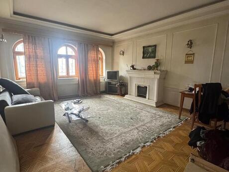 8 otaqlı həyət evi/bağ evi - Qara Qarayev m. - 450 m²