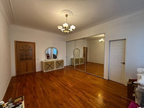 4-комн. новостройка - м. 28 мая - 180 м²