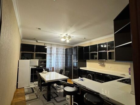 4 otaqlı yeni tikili - 8 Noyabr m. - 171 m²