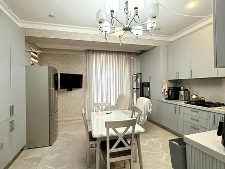 4 otaqlı yeni tikili - Şah İsmayıl Xətai m. - 143 m²
