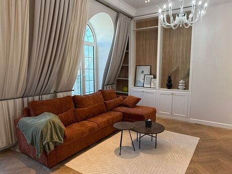 2 otaqlı köhnə tikili - Ağ şəhər q. - 90 m²