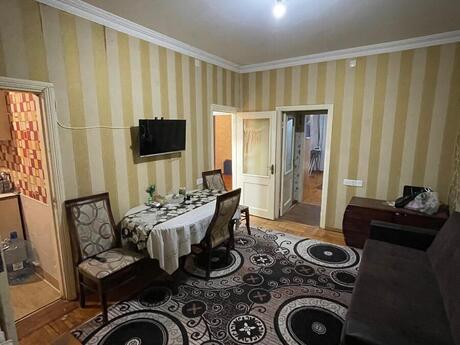 3 otaqlı köhnə tikili - 8 Noyabr m. - 75 m²