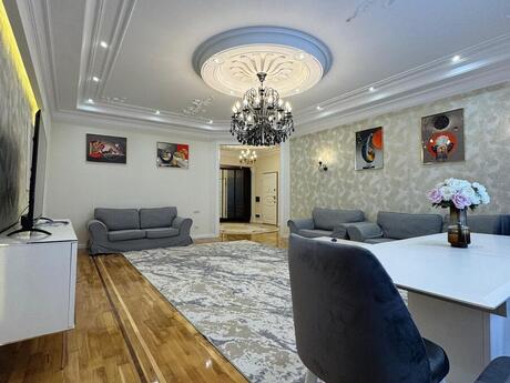 Satılır 4 otaqlı yeni tikili 225 m², 28 May m.